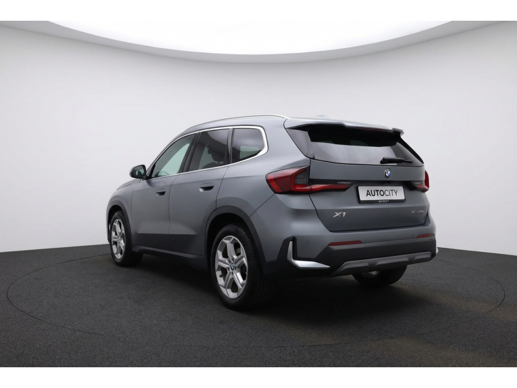 52646185-2.jpg