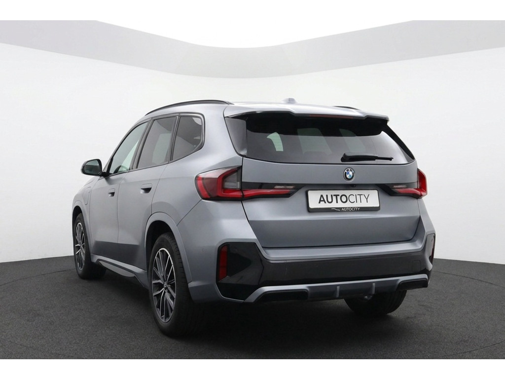 56611541-3.jpg